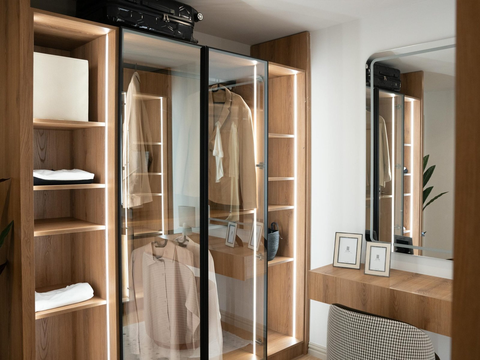 Wardrobe with glass shutters